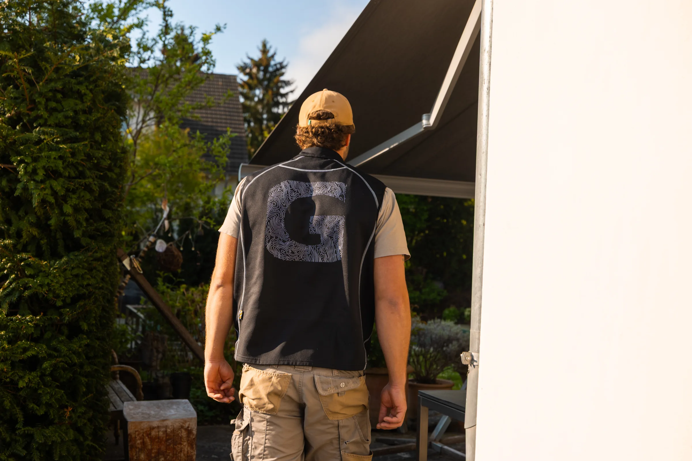 Gregory in der GREGORY-Weste auf dem Weg in den Garten: persönlich vor Ort, kein wechselnder Trupp