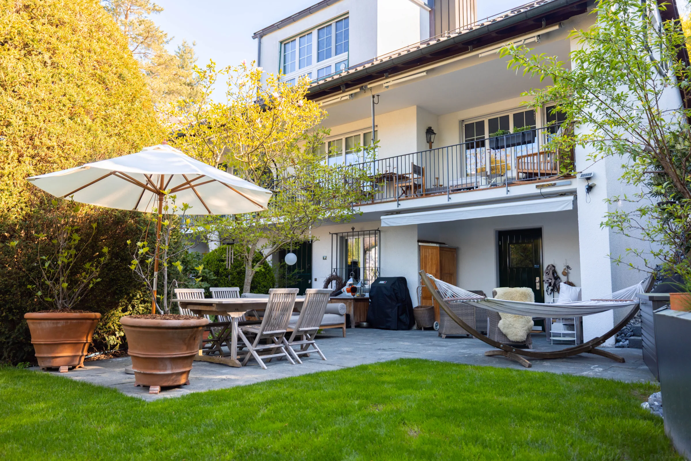 Premium-Privatgarten mit Terrasse, Sonnenschirm und Sitzplatz, Adliswil