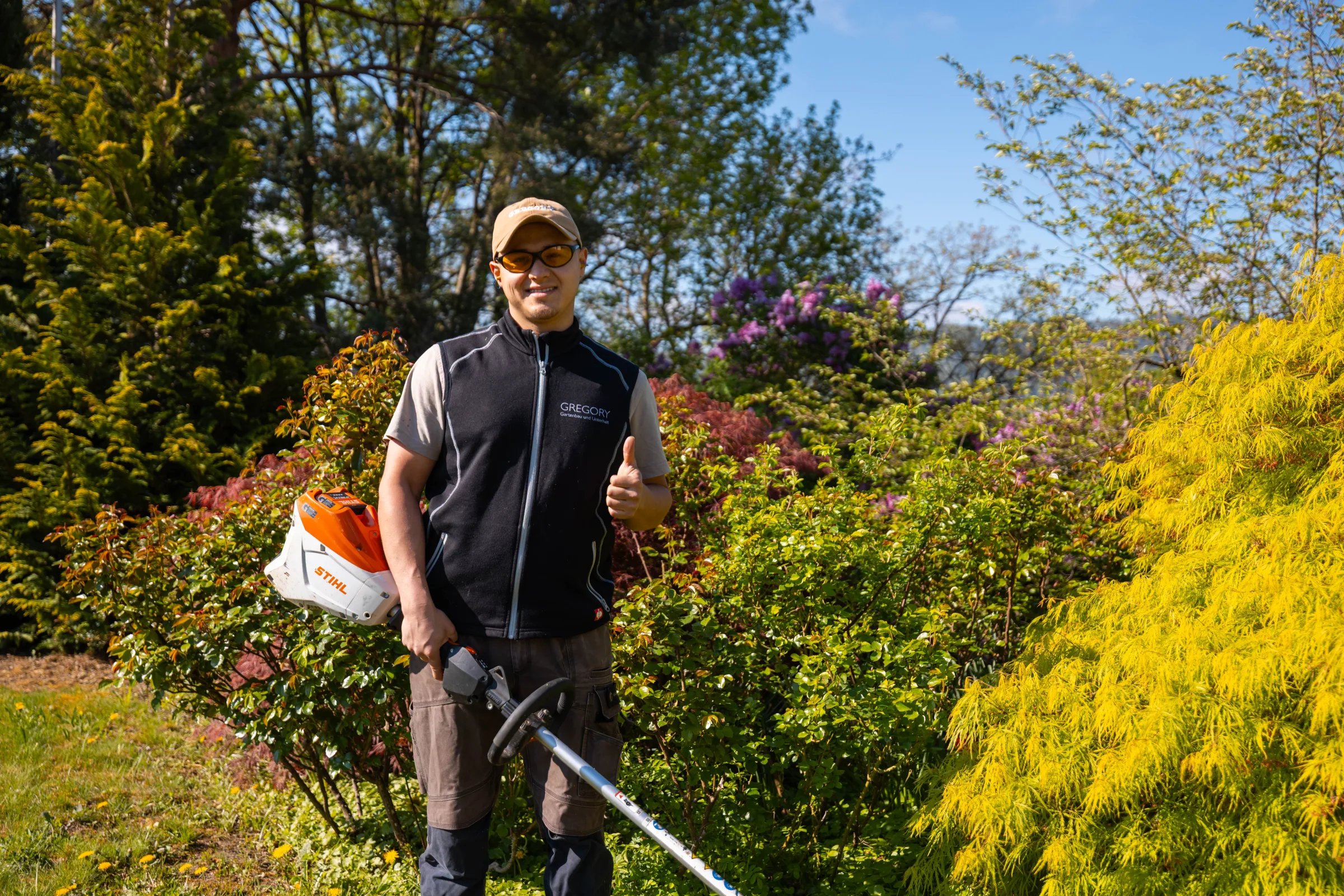 Gregory im Garten, zufrieden: verlässliche, schriftliche Offerte vor Beginn
