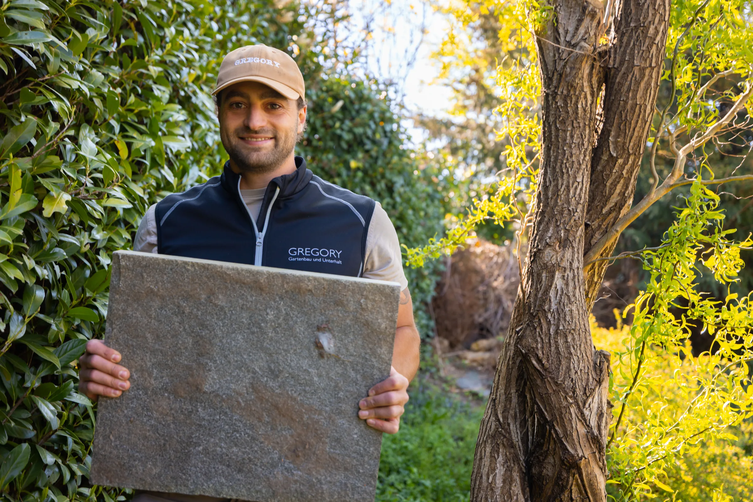 Gregory mit Natursteinplatte