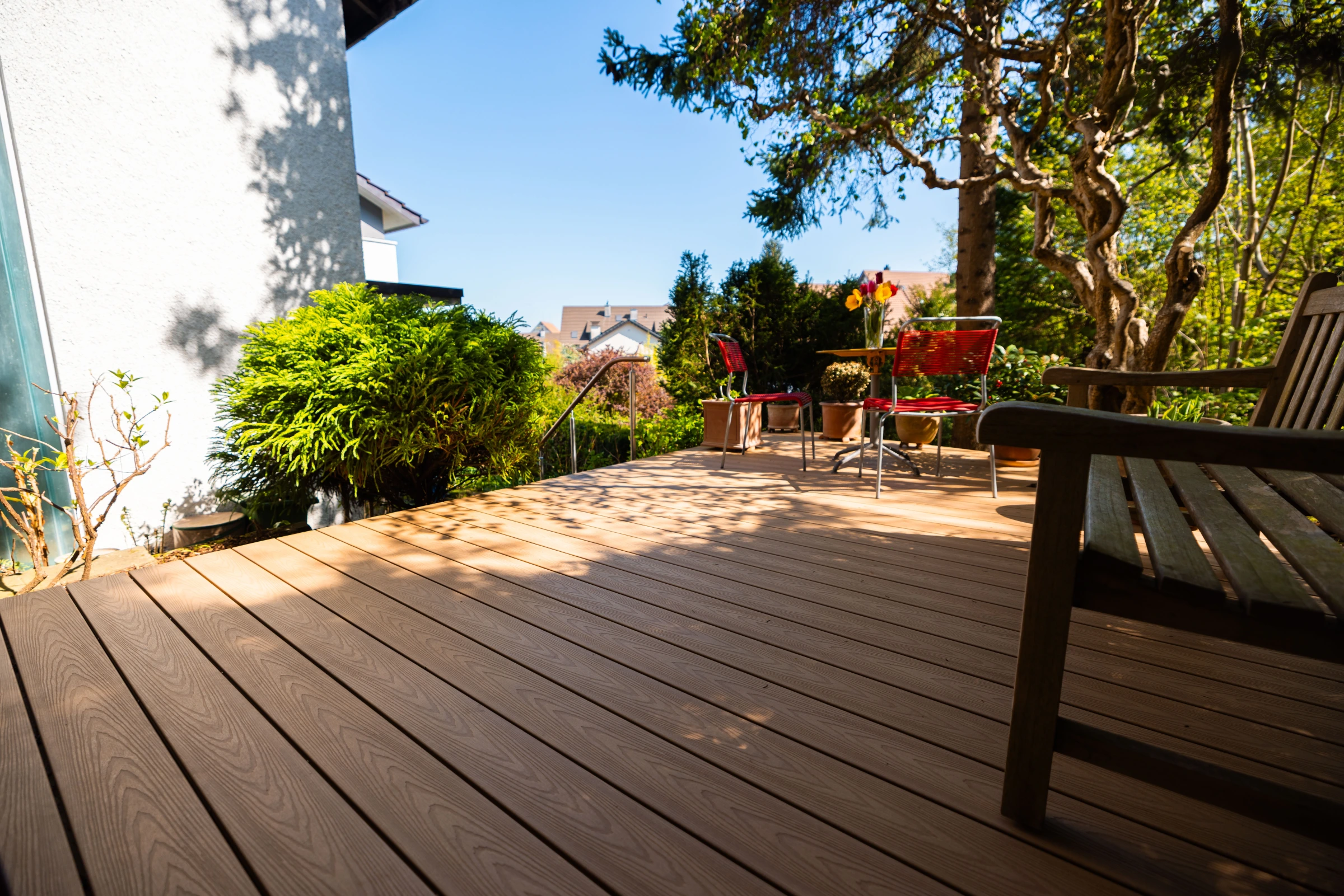 Frisch verlegte Holzterrasse in einem gepflegten Privatgarten