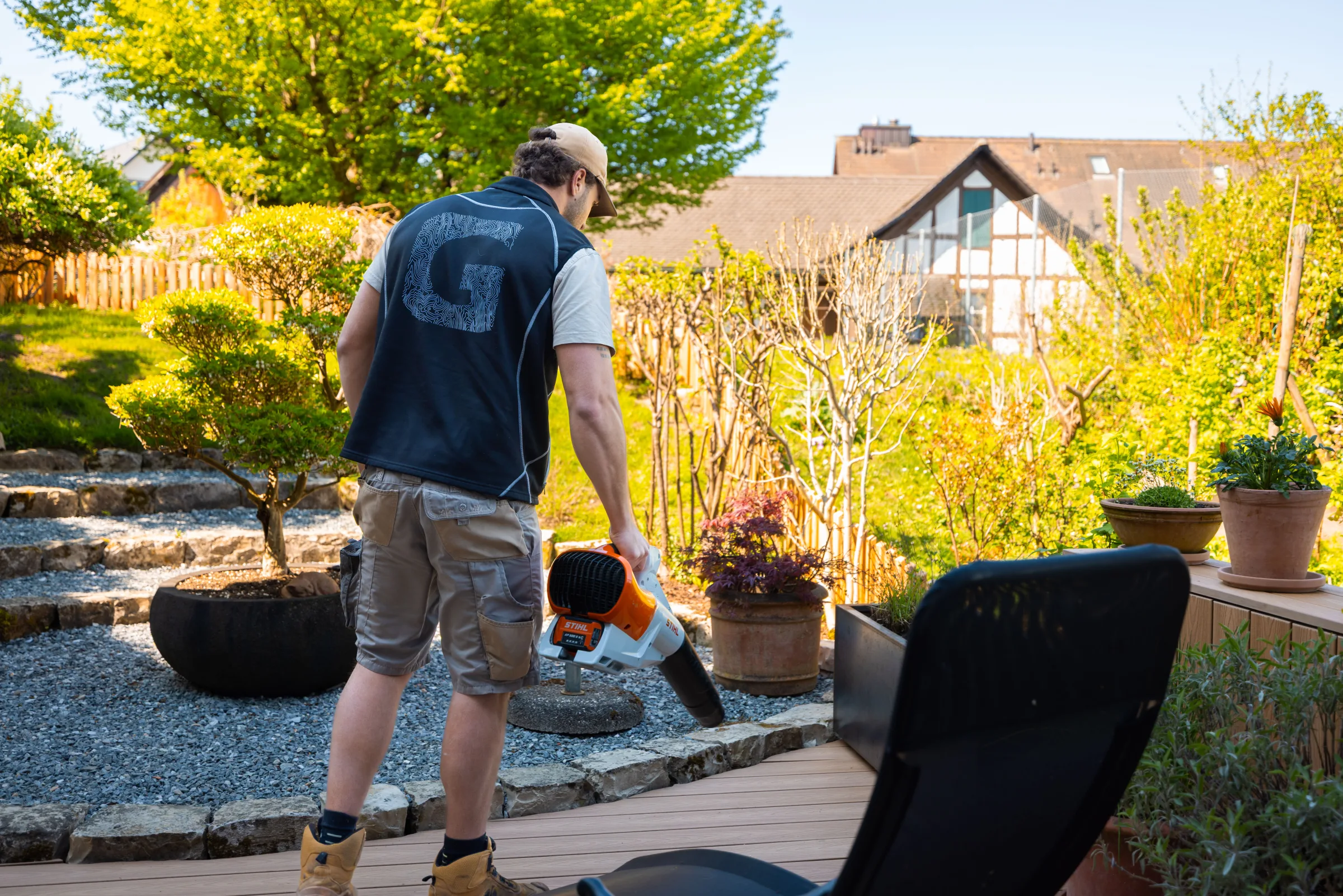 Gregory bei der Arbeit in einem Privatgarten in Adliswil