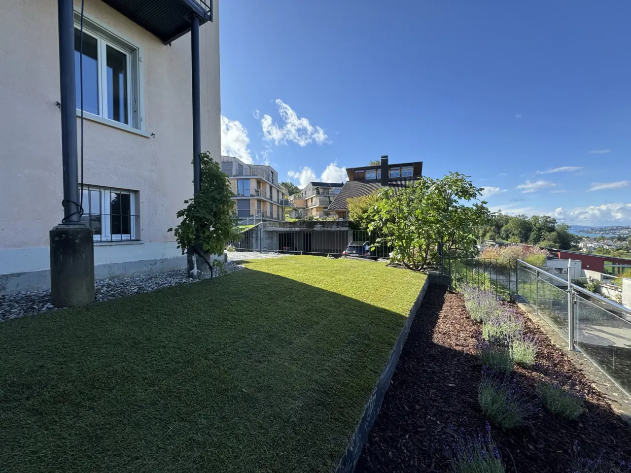 Hanggarten mit Seeblick: Rollrasen, Lavendel-Beet, Glasgeländer