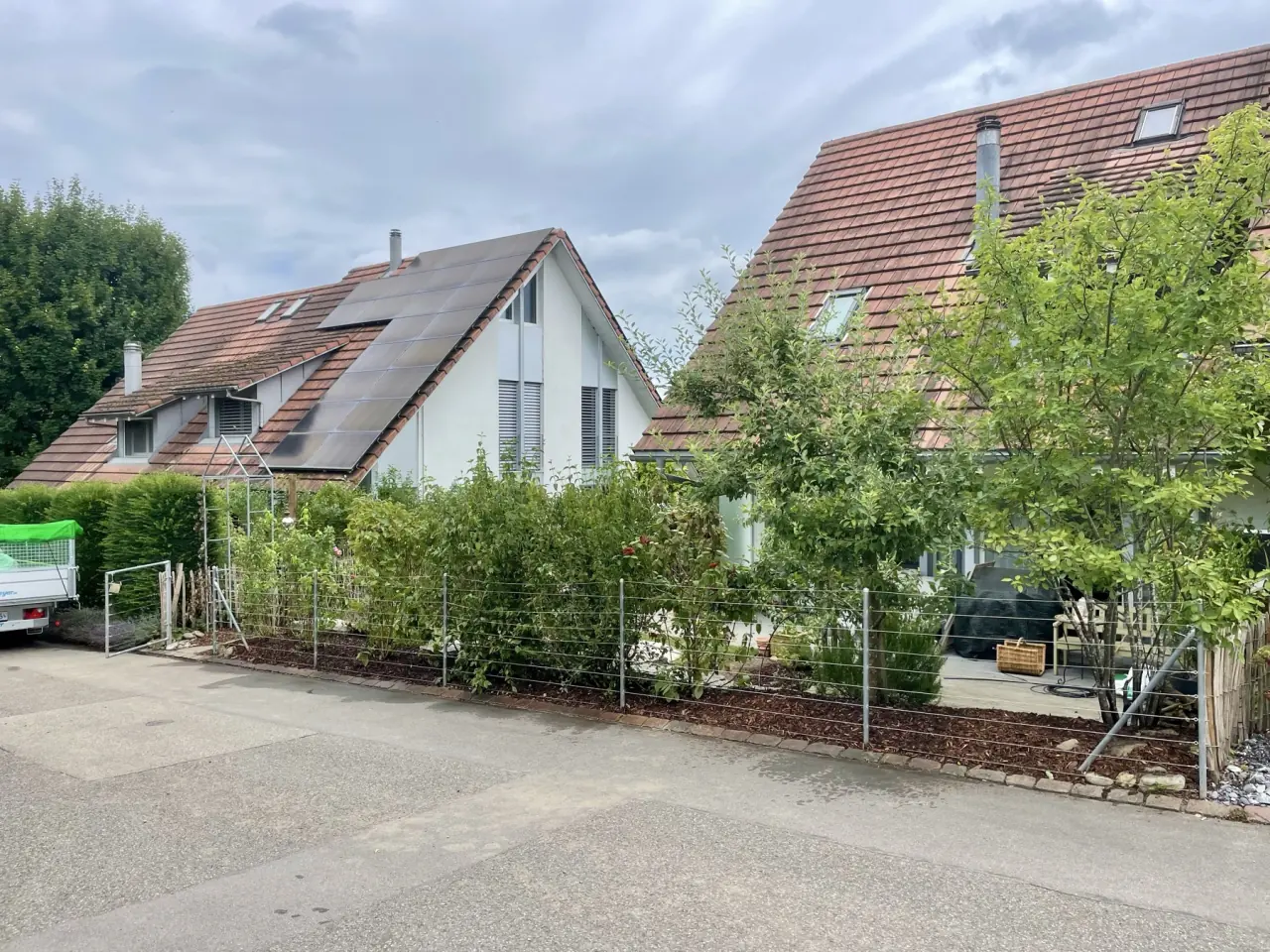 Vorgarten-Neupflanzung mit junger Buchsbaum-Hecke und Stauden-Beet